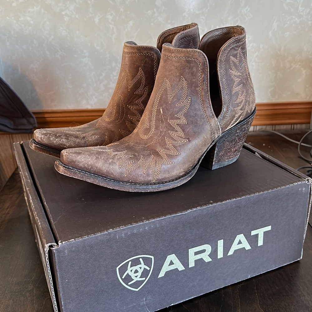 Women’s Ariat Dixon Boots in Naturally Distressed Brown